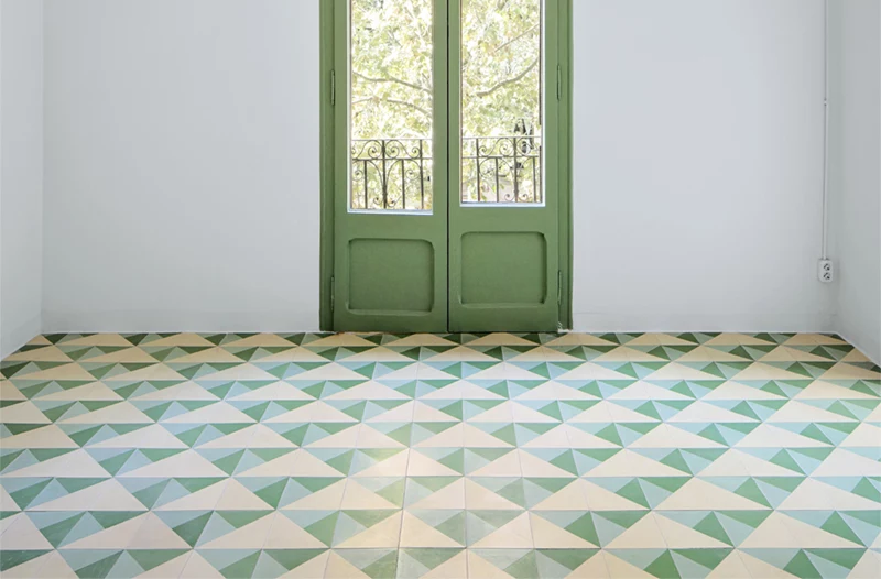 Desenhos triangulares num chão de mosaicos hidráulicos envelhecidos